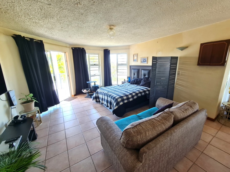 5 Bedroom Property for Sale in Wavecrest Eastern Cape